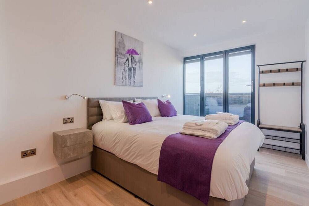 Entire apartment, Town Centre Penthouse with Hot Tub  22 in Cheltenham, Gloucestershire