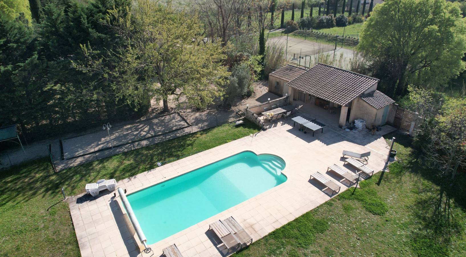 Gite Pavillon du Lantana in Taillades, Parc naturel régional du Luberon