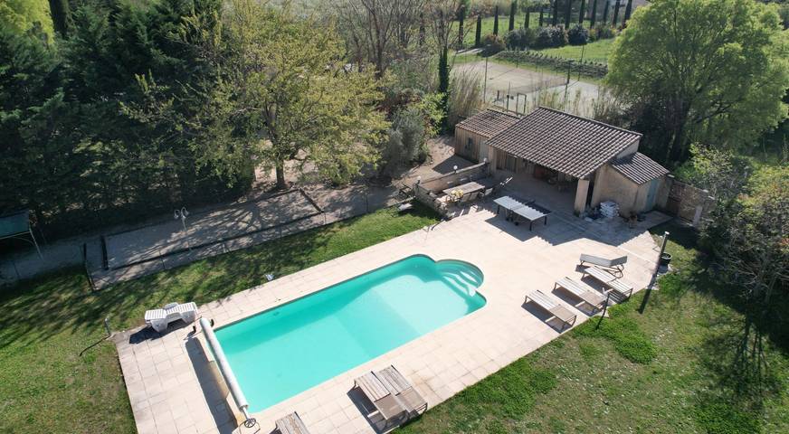 Gîte pour 10 personnes, avec jardin ainsi que piscine et terrasse