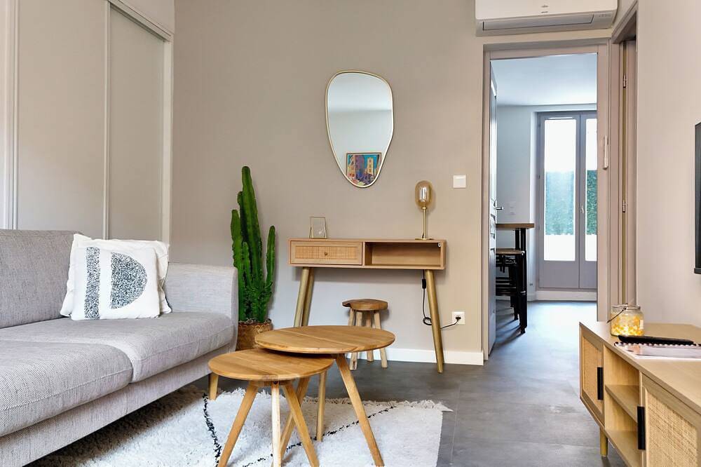 Entire apartment, Le Limoni - Air-conditioned with private patio in Brignoles, Brignoles region