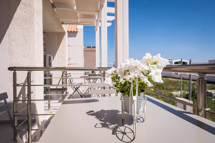 Appartement entier, Appartement de vacances pour 5 personnes avec balcon in Agia Marina, Région de la Canée