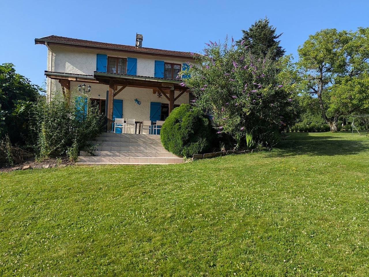 Maison spacieuse avec spa, ping-pong et baby-foot, idéale pour détente en famille in La Chapelle-aux-Bois, Région d'Épinal