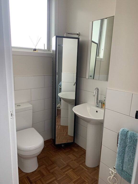 King size bedroom with ensuite and separate entrance, covered off street parking in Cambridge (NZ), Waikato