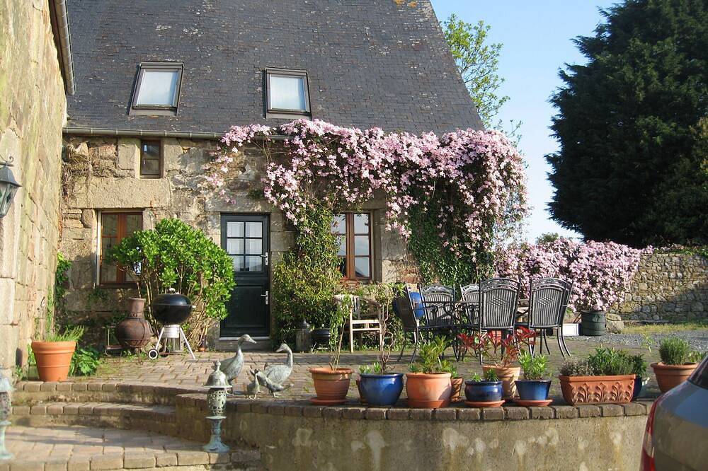 Un joli cottage en pierre, magnifiquement rénové, plein de charme et de caractère. in Plusquellec, Région de Guingamp