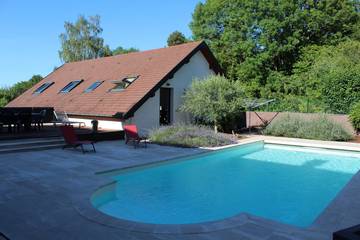 Gîte pour 8 personnes, avec terrasse et piscine dans Abbans-Dessus