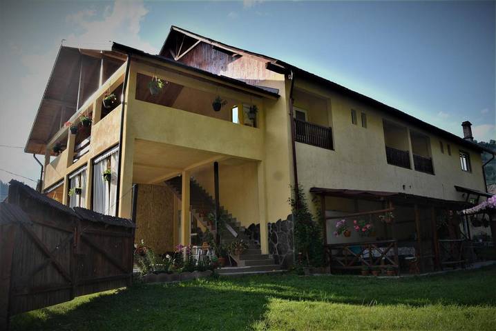 B&b per 3 persone, con Balcone e Terrazza nonché Giardino e Panorama in Romania