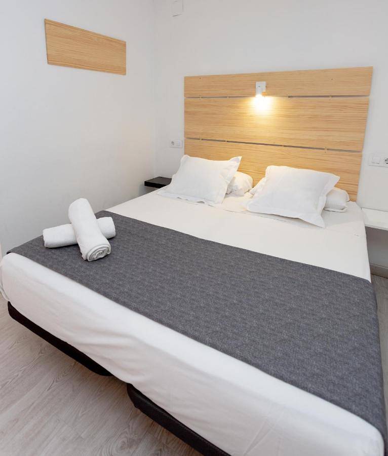 Hostal Easy Sants by Bossh Hotels in Centro Barcelona, Barcelona
