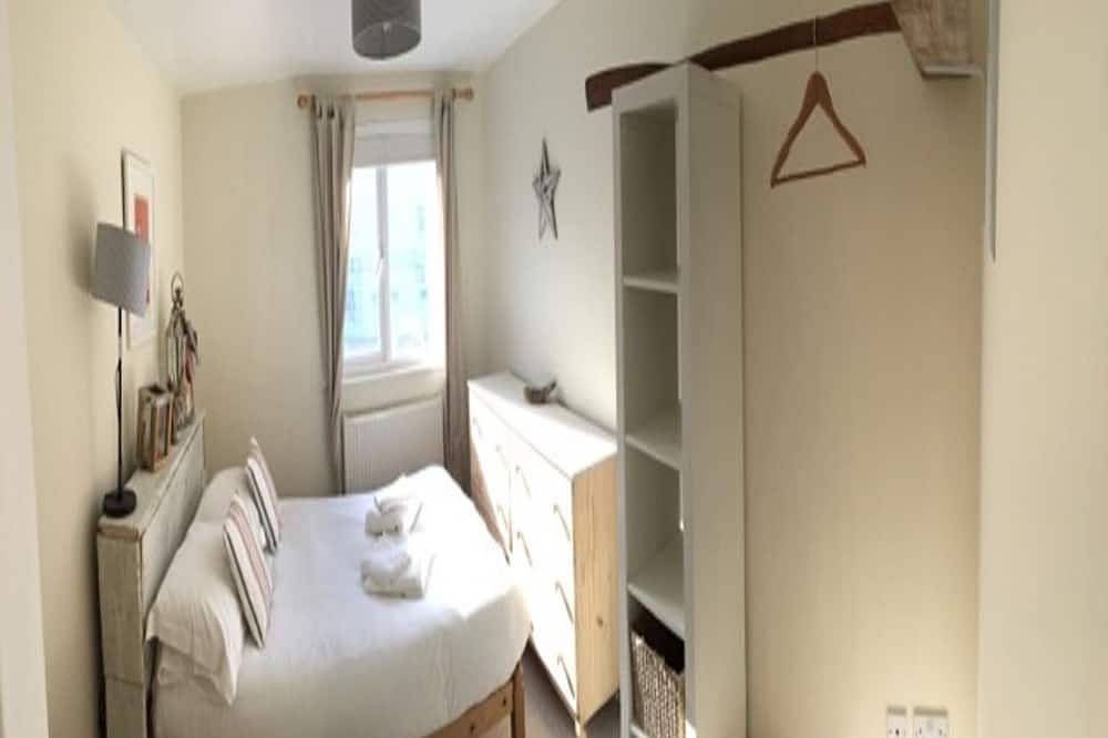 Entire apartment, Fabulous Beach Pad Just 20 Paces From The Mawgan Porth Beach, (Summer Discounts) in Mawgan Porth, Cornwall