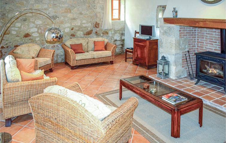 153sqft Apartment w/ Parkplatz, Pool, Garten & Internet in Bon-Encontre, Quercy