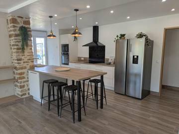 Gîte pour 14 personnes, avec terrasse et vue ainsi que piscine et jardin, animaux acceptés à Donnay