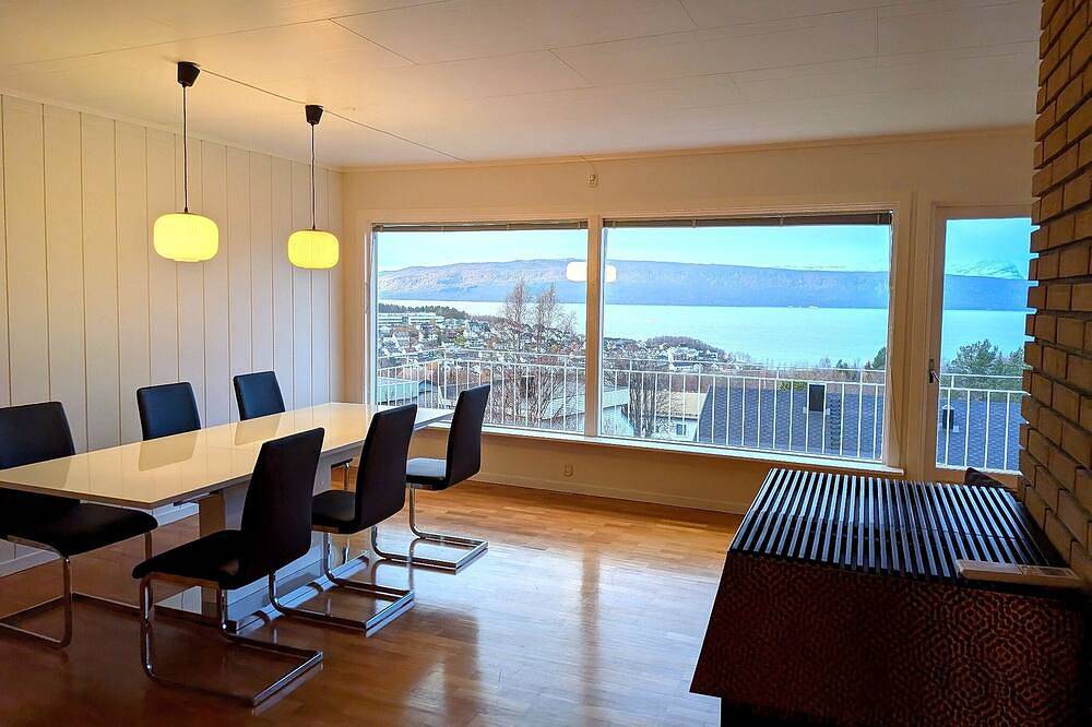 Aurora Fjord View Escape Narvik, garden, sleeps 10 in Narvik