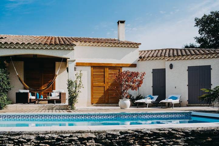 Charming house, Zen atmosphere in the garrigue, Private heated pool & Jacuzzi in Castillon-du-Gard, Nimes und Umgebung