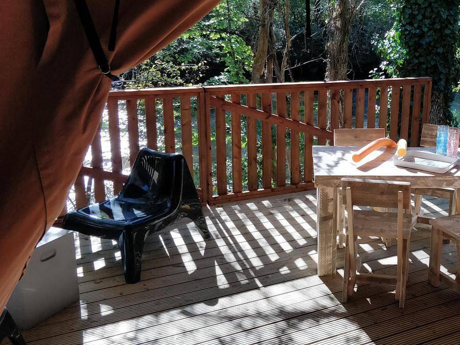 Camping Brantôme Peyrelevade - Tente en toile et en bois 4 personnes - Tente Luxe Lodge Safari Dimanche bord de rivière 40 m2 in Brantôme en Périgord, Périgord Vert