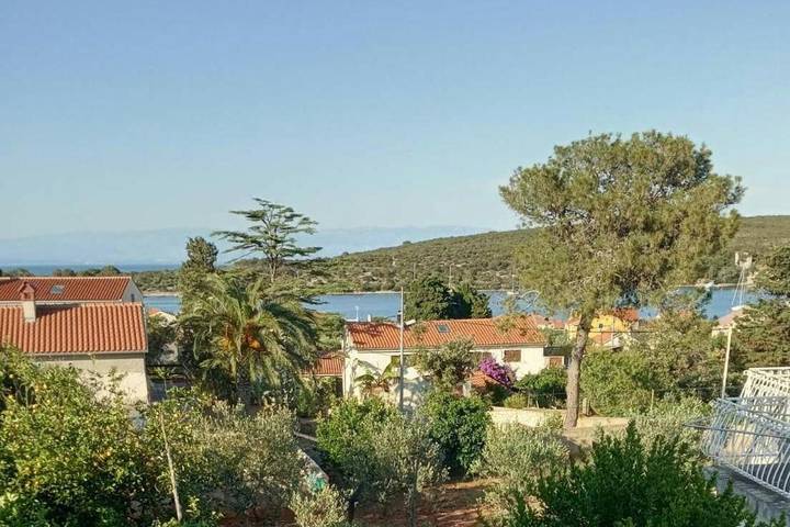 Ferienwohnung für 5 Personen, mit Balkon und Terrasse sowie Garten und Ausblick in Ilovik