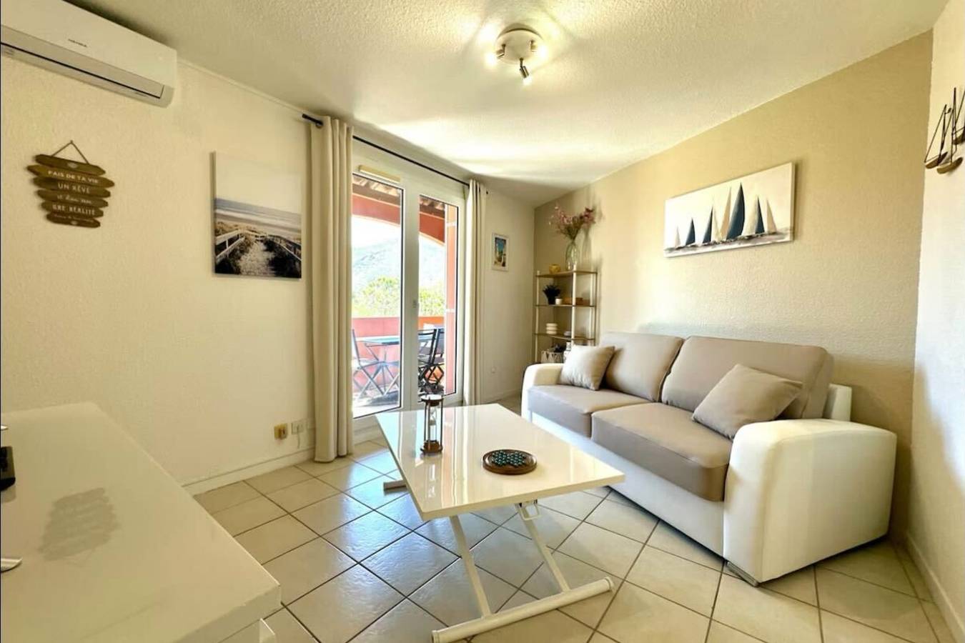 Apartamento entero, Bright accommodation with terrace and sea view in Théoule-sur-Mer, Massif de l'Esterel