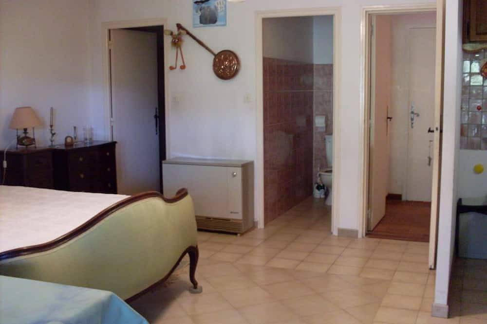 Geheel appartement, Garden-level studio with pool facing the Giens peninsula, close to beaches in Carqueiranne, Toulon regio