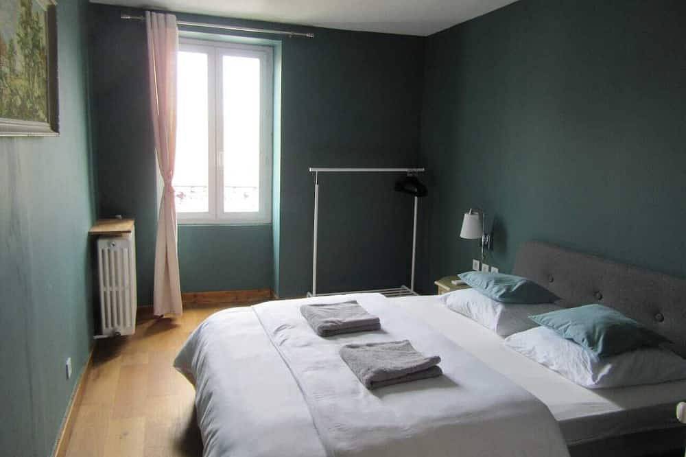 Country house for 15 people with pool/garden 3 hours from Paris in Châteaumeillant, Saint-Amand-Montrond