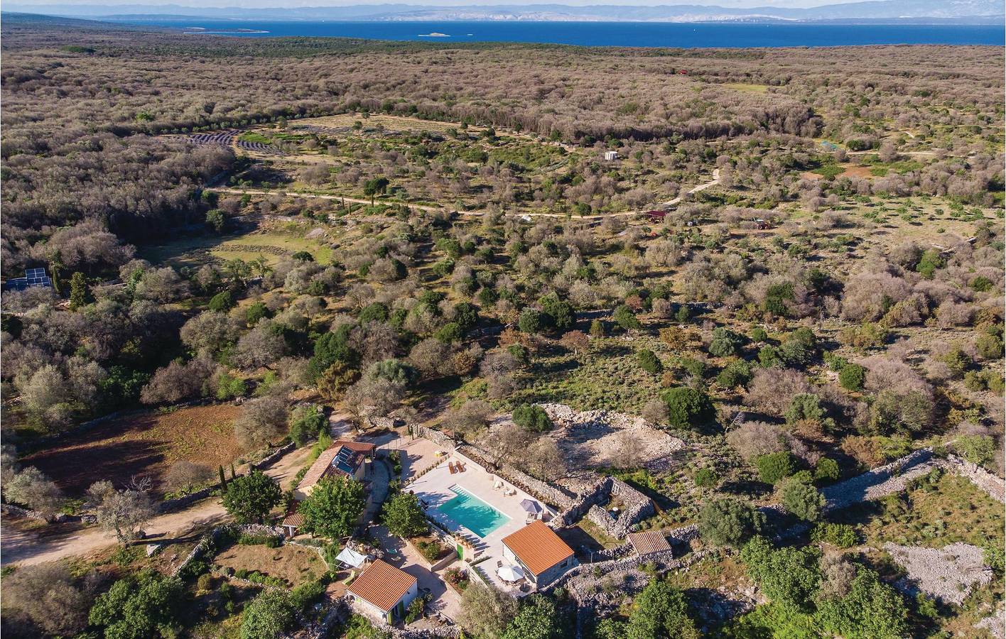 Reizende 2-Zimmer-Wohnung mit Pool, Terrasse und WLAN in Lošinj, Cres