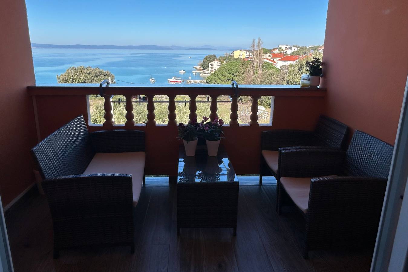 Ganze Wohnung, 2-Zimmer-Ferienwohnung mit Terrasse und Meerblick Supetarska Draga - Gonar, Rab A-24383-c in Supetarska Draga, Rab