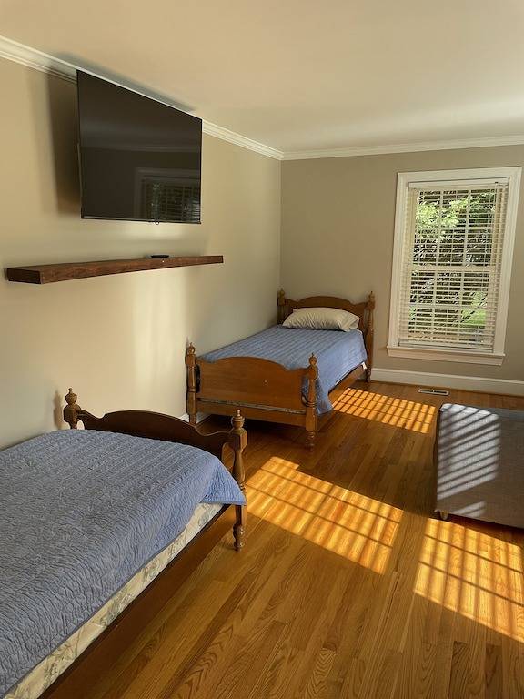 All the comforts of home in a gorgeous, relaxing lakefront home in Lake Gaston