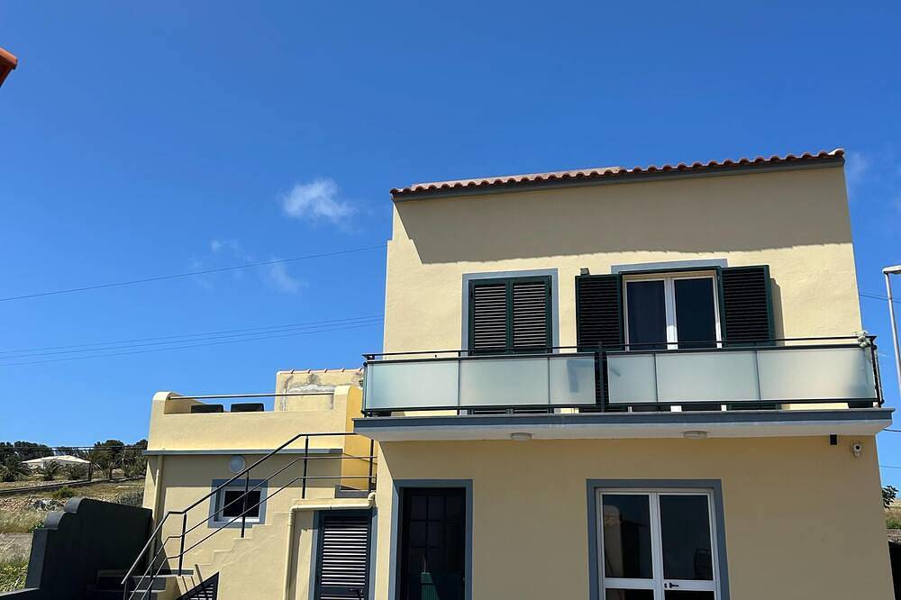 A cozy retreat with a private and quiet terrace, with sea and mountain views. in Porto Santo, Isla de Madeira