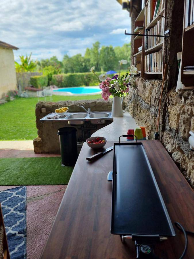 Location de vacances pour 2 personnes, avec Terrasse ainsi que Jardin et Piscine à Fourcès