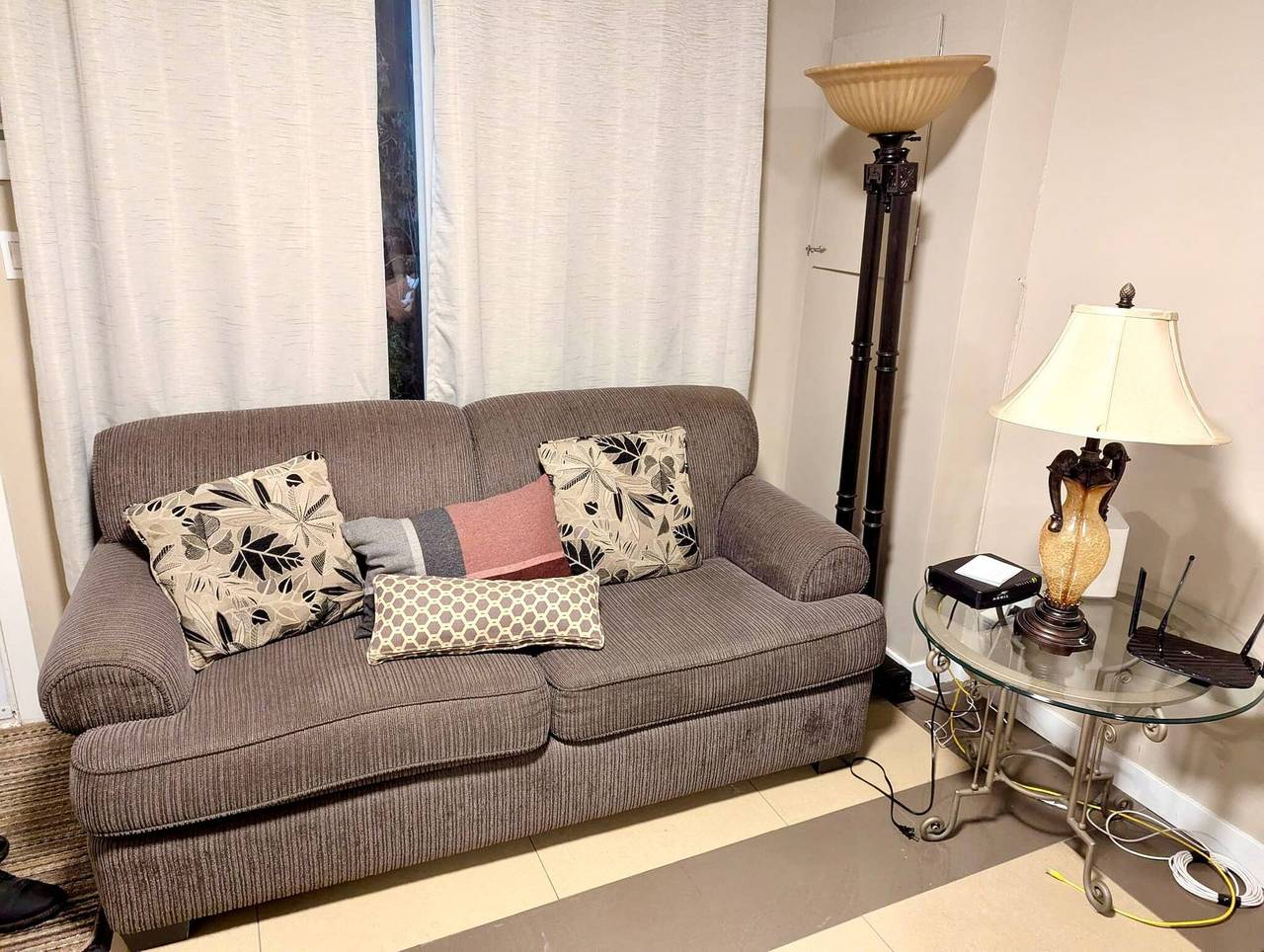 Apartamento entero, Apartamento luminoso y confortable de 3 dormitorios, aparcamiento gratuito, cerca de Spa Le Finlandais in Laval, Quebec