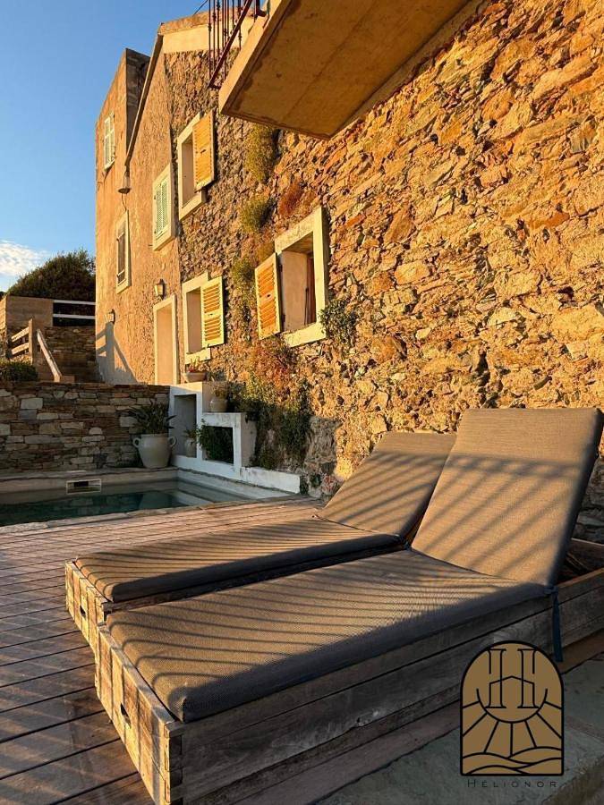 Location de vacances pour 4 personnes, avec piscine ainsi que vue et jardin à Morsiglia - 3