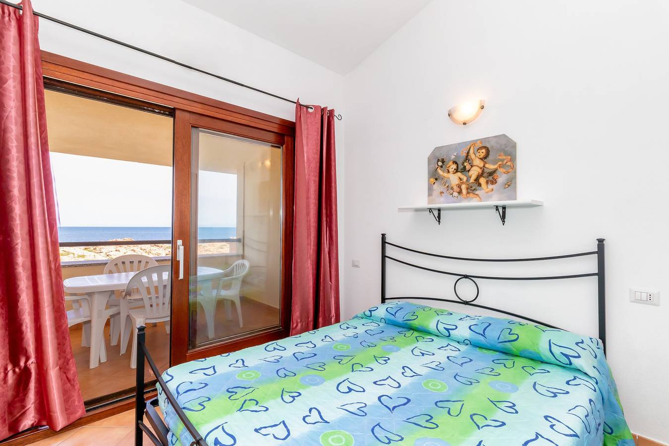 Entire apartment, Apartment "Casa sulla Scogliera Isola Rossa" on Isola Rossa in Trinità d'Agultu e Vignola region, Olbia-Tempio