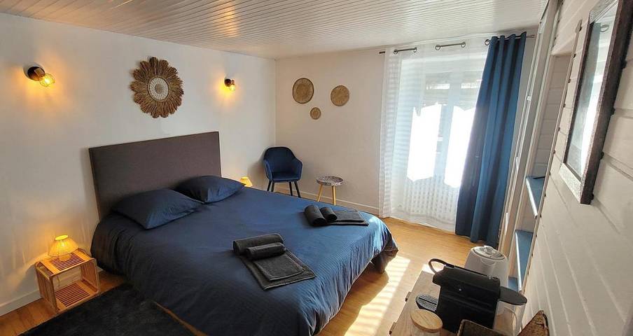 Gîte pour 2 personnes, avec Balcon et Terrasse ainsi que Piscine et Vue à Mariac