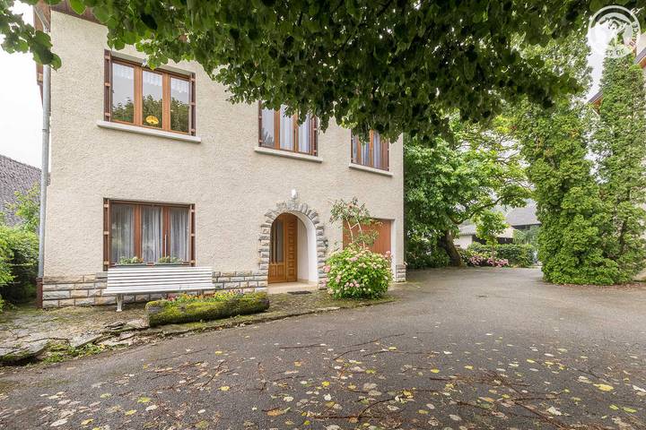 Gîte pour 9 personnes, avec Terrasse dans Ayn