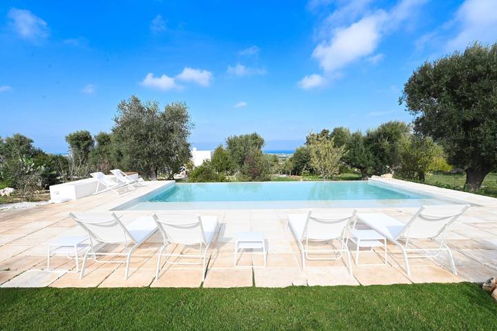 Ferienhaus für 8 Personen, mit Garten und Meerblick sowie Pool und Terrasse in Italien