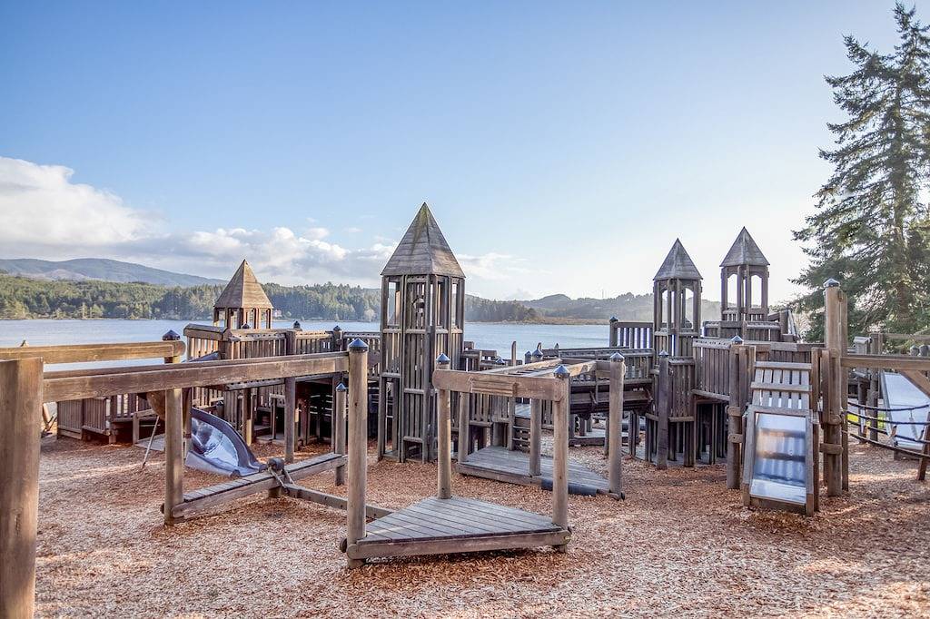 Two Bedroom Home with Large Yard Near the Beach in Oceanlake, Lincoln City