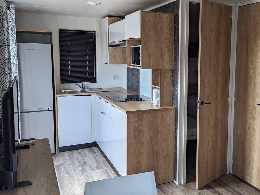 Camping Les Lodges du Lagon - Mobile home 5 persons - 2 bedrooms with air conditioning in Calvisson, Nimes region