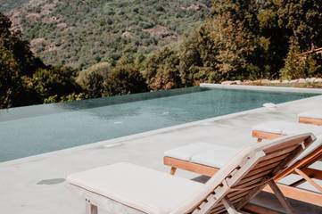 Cottage pour 2 personnes, avec jardin ainsi que vue et piscine à Serriera