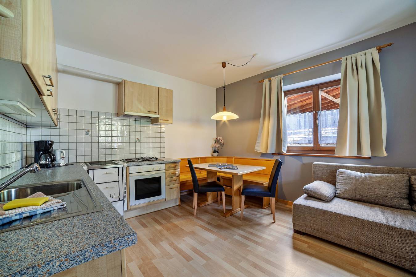 Ganze Wohnung, Ferienwohnung "Mosttragerhof 3" mit Bergblick, Gemeinschaftspool und Wlan in St. Georgen (Schenna), Schenna