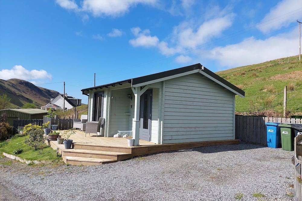 Crofters Cabin, centrally located, modern & cosy cabin on the Isle of Skye in Loch Harport