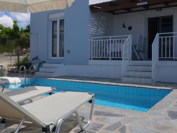 Villa for 4 people, with Terrace and Garden as well as Pool in Rethymnon