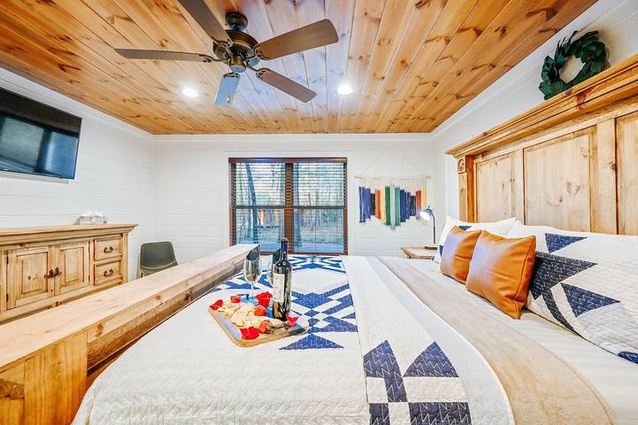 Log cabin for 10 people, with yard and hot tub in Hochatown