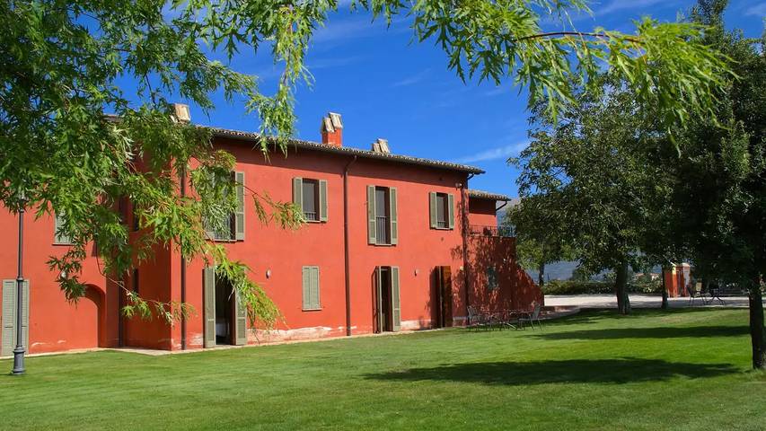 Agriturismo per 3 persone, con giardino e piscina a Foligno