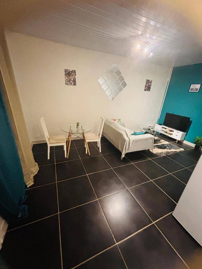 Gîte pour 2 personnes, avec terrasse ainsi que piscine et jardin à Kourou - 4