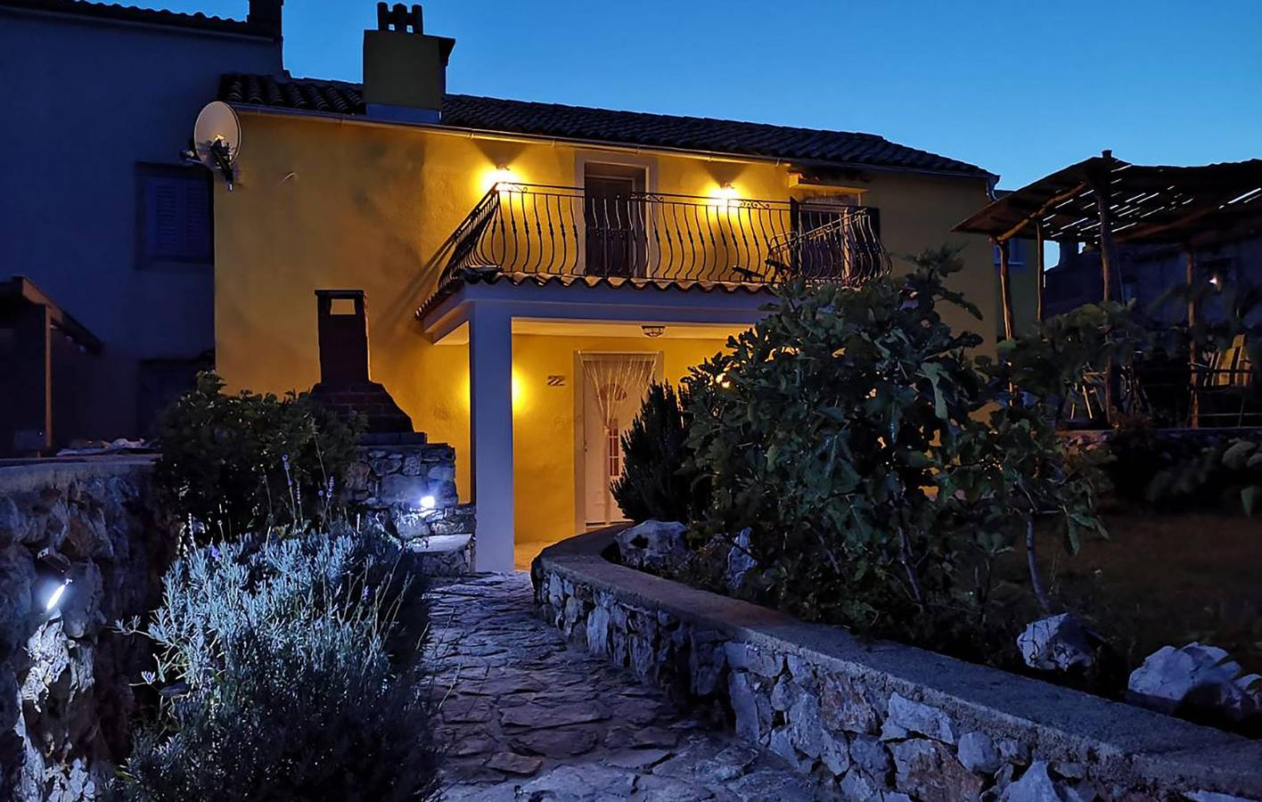 Gemütliche 2-Zimmer-Wohnung mit Terrasse, 1 km von der Küste entfernt in Cres Stadt, Cres