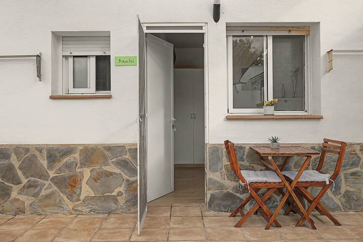 Entire apartment, Room 'Bambu' with shared terrace, Wi-Fi and air conditioning in el Poblenou del Delta, Amposta
