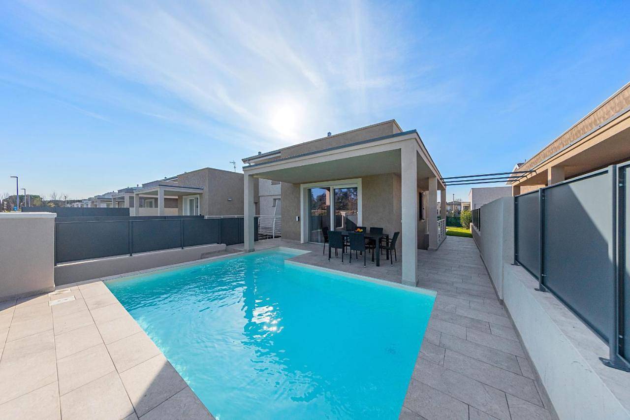 Villa with Private Pool in Sirmione, Prealpi Gardesane