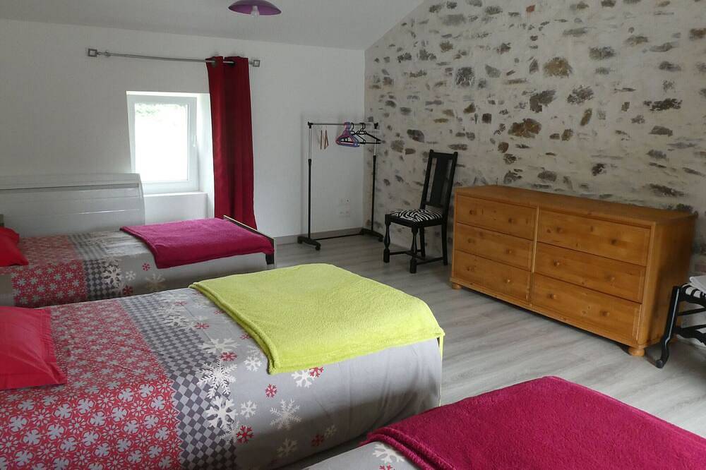 Maison rénovée en pleine campagne avec terrain, terrasse et équipements familiaux in La Roche-sur-Yon, Vallée de la Loire
