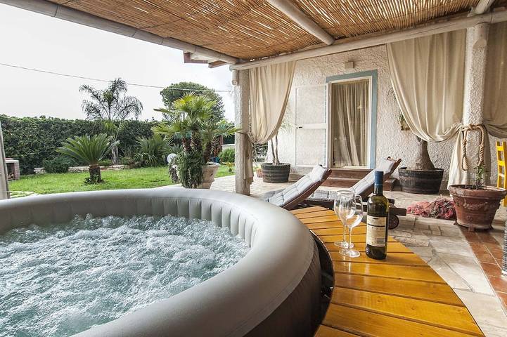 Ferienhaus für 6 Personen, mit Balkon und Whirlpool sowie Garten und Pool in Terracina