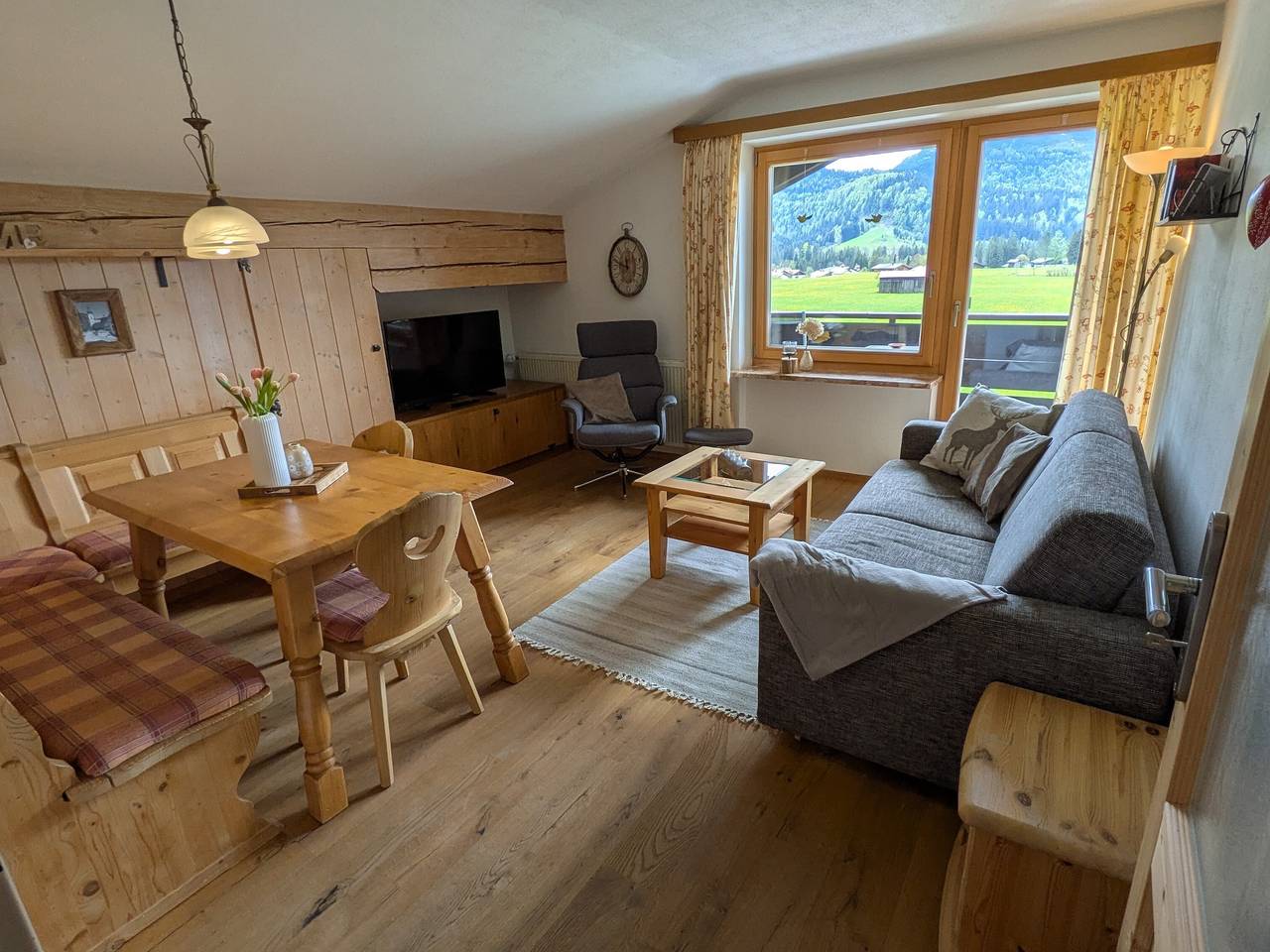 Ganze Ferienwohnung, Ferienwohnung Alpenpanorama - Fewo Alpenpanorama – stilvoll wohnen mit Bergblick mitten in Reit im Winkl in Reit im Winkl, Bayerische Alpen