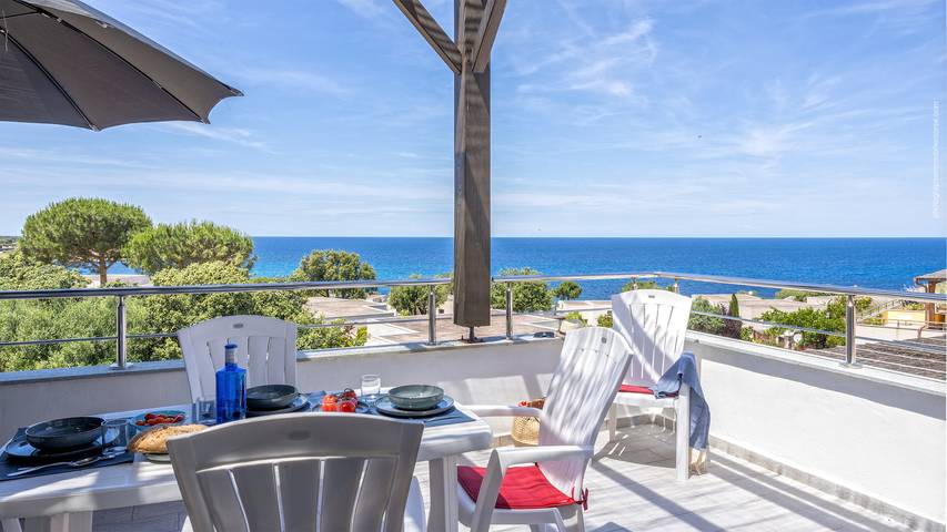 Location de vacances pour 4 personnes, avec terrasse et vue sur l’océan à Lumio