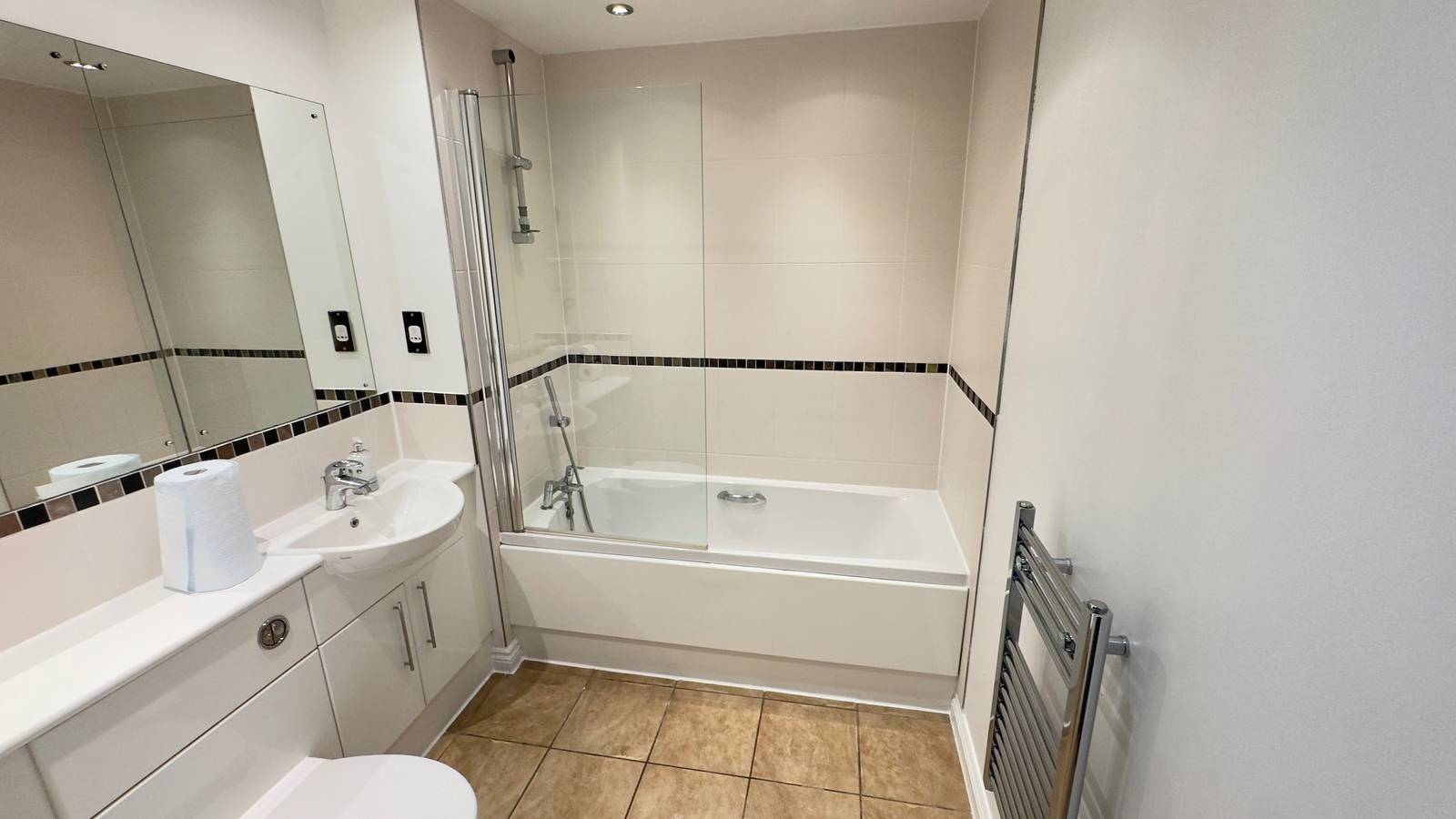 Entire vacation apartment, 2-Bed Apt, Sleeps 7, 5 mins to Camden Market in Camden, London