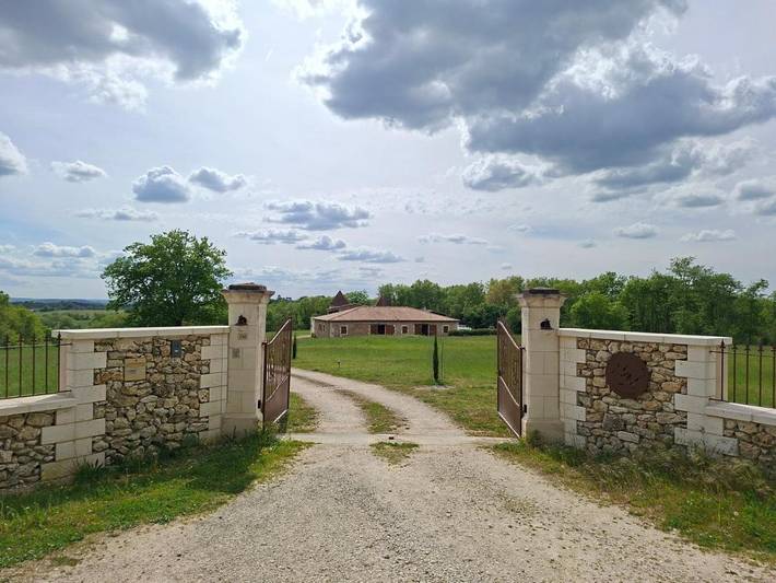 Chambre d’hôte pour 2 personnes, avec vue et piscine ainsi que terrasse et jardin, animaux acceptés à Bourdeilles - 3